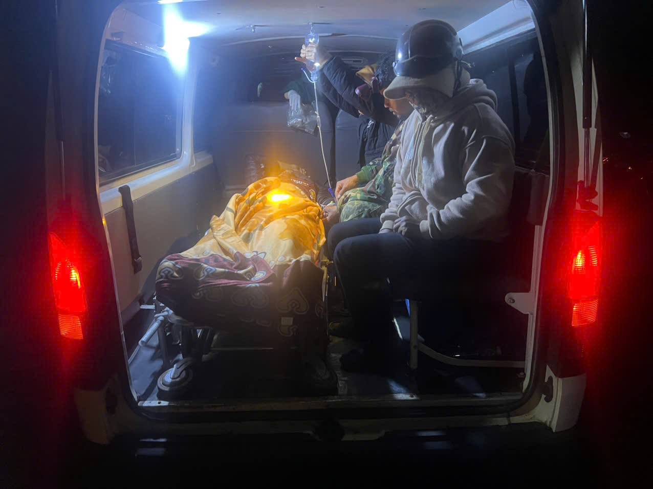 Ban Giám đốc Trung tâm Y tế Cư M’gar đã khẩn trương điều động 02 xe cứu thương cùng 02 nhân viên y tế đến hiện trường để tổ chức sơ cấp cứu tại chỗ cho nạn nhân